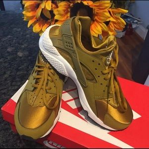 Women’s Nike Air Huarache Run Bronzine Sneakers